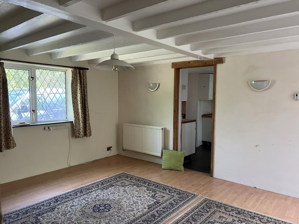 Lot: 35 - FOUR-BEDROOM PERIOD COTTAGE ON QUARTER-ACRE PLOT - Dining room with painted timber ceiling beams